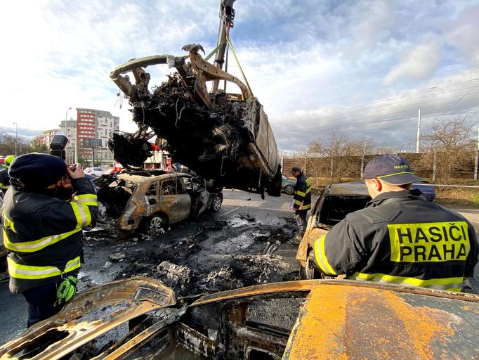 Požár zničil nebo poškodil devět aut