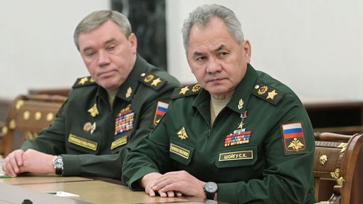 Valerij Gerasimov (vlevo) a Sergej Šojgu u dlouhého jednacího stolu ruského prezidenta Vladimira Putina.