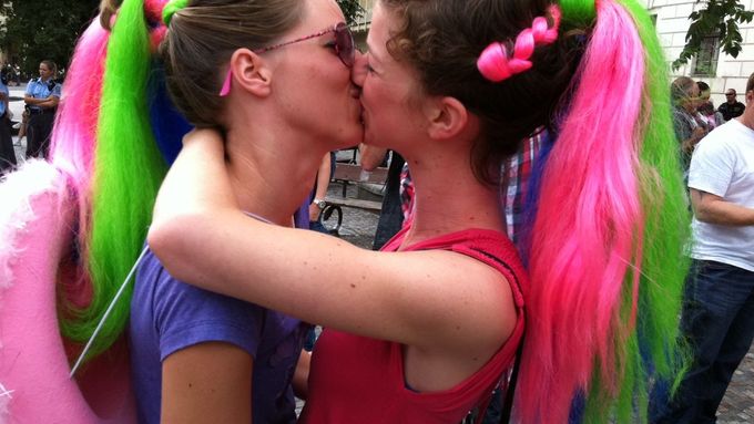 Za polibek jedinců stejného pohlaví na ulici hrozí v Rusku pokuta, vězení nebo vyhoštění.