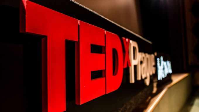 Kliknutím na "play" spustíte živý přenos TEDxPrague 2015