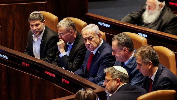 Ministr financí Becalel Smotrič (napravo), Izraelský premiér Benjamin Netanjahu (uprostřed) a ministr národní bezpečnosti Itamar Ben Gvir (dole)