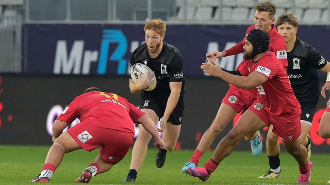 Opora českého týmu Adam Koblic proniká obranou Rumunska v utkání Super Cupu