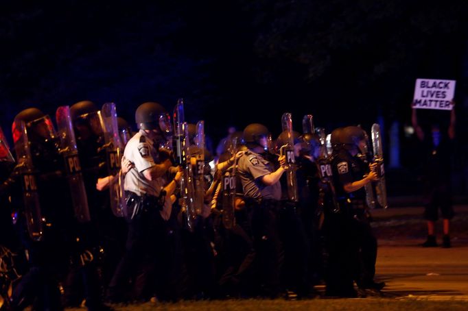 Policie zasahuje proti demonstrantům v Milwaukee.