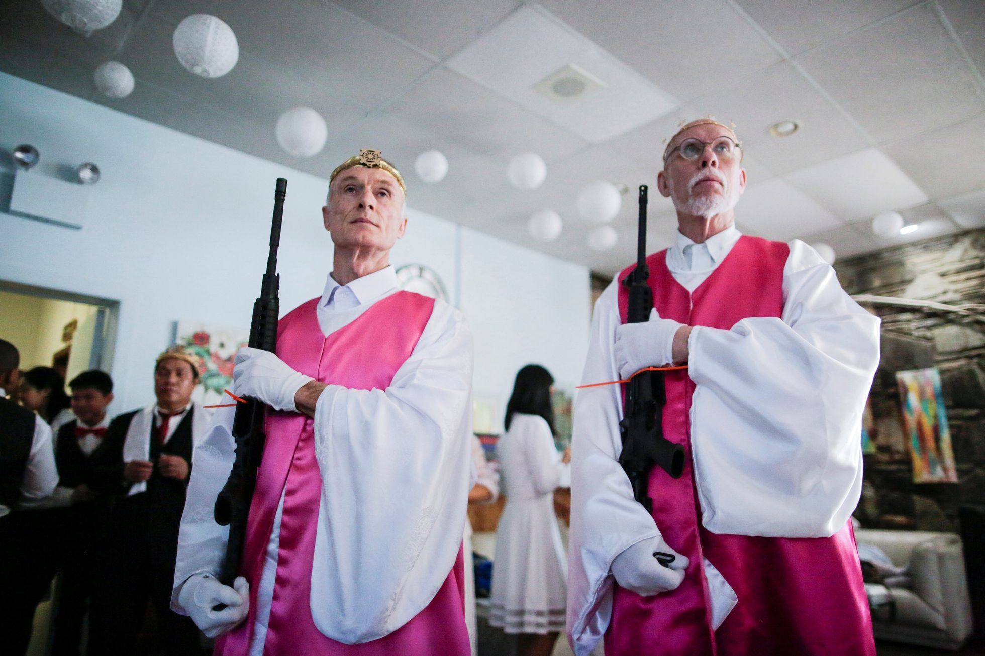 Církev sjednocení uctila na ceremonii zbraň AR-15