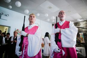 Foto: Bůh žehnej těmto zbraním. Radikální Američané oslavovali na ceremonii pušku masových vrahů