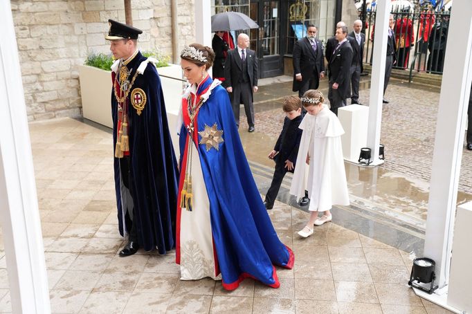 Princ a princezna z Walesu, William a Kate Middletonová, se dvěma ze svých dětí - princem Louisem a princeznou Charlotte.