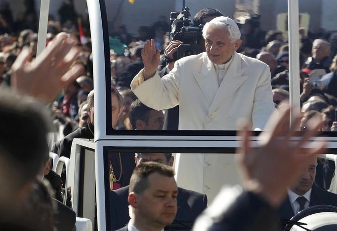 Pope Benedict XVI waves to the faithful after arriving in St Peter's Square to hold his last general audience at the Vatican February 27, 2013. The weekly event which would normally be held in a vast auditorium in winter, but has been moved outdoors to St. Peter's Square so more people can attend. The pope has two days left before he takes the historic step of becoming the first pontiff in some six centuries to step down instead of ruling for life. REUTERS/Max Rossi (VATICAN - Tags: RELIGION) Published: Úno. 27, 2013, 10 dop.