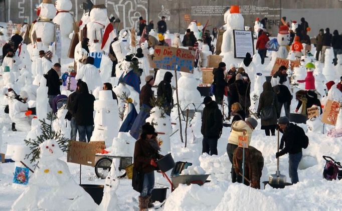 V Berlíně využili mrazivého počasí a přímo před berlínskou katedrálou Berliner Dom postavili demonstraci sněhuláků.