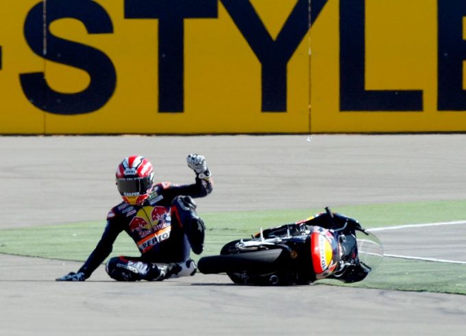 Aragon Grand Prix. Na zemi se ocitl v závodech do 125cc Marc Marquez ze Španělska.