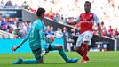 Santi Cazorla a Thibaut Courtois v anglickém superpoháru 2015