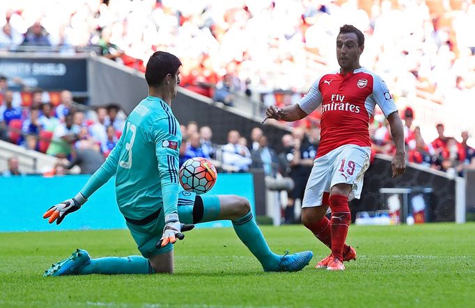 Santi Cazorla a Thibaut Courtois v anglickém superpoháru 2015