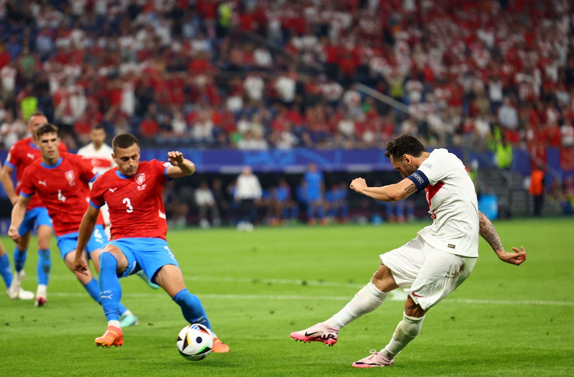 Hakan Calhanoglu dává gól v zápase Eura 2024 Česko - Turecko
