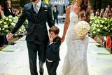 ... A na konci měsíce se oženil se svou dlouholetou partnerku Antonellou Roccuzzovou. Messi se svou manželkou žije už devět let a vychovávají spolu dva syny. Čtyřletého Thiaga a ročního Matea. ...