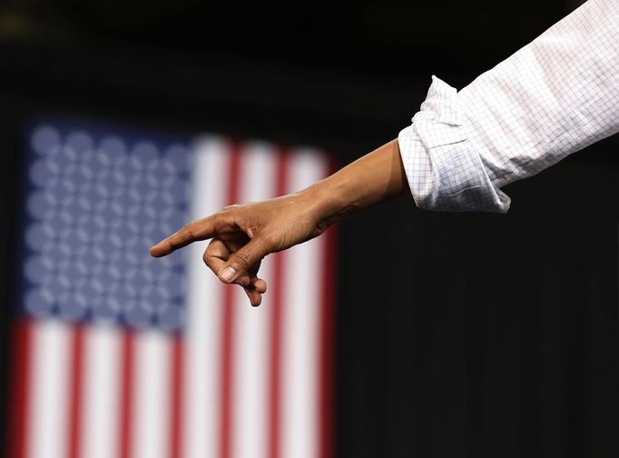 U.S. President Barack Obama talks at the Delta Center in Milwaukee, November 3, 2012. REUTERS/Larry Downing (UNITED STATES - Tags: POLITICS ELECTIONS USA PRESIDENTIAL ELECTION TPX IMAGES OF THE DAY) Published: Lis. 3, 2012, 9:50 odp.