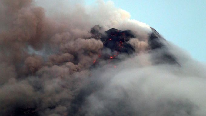 Plameny kouře šlehají ze sopky Mayon.