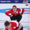 Zuzana Paulová při curlingovém zápase s Velkou Británií na ZOH 2022