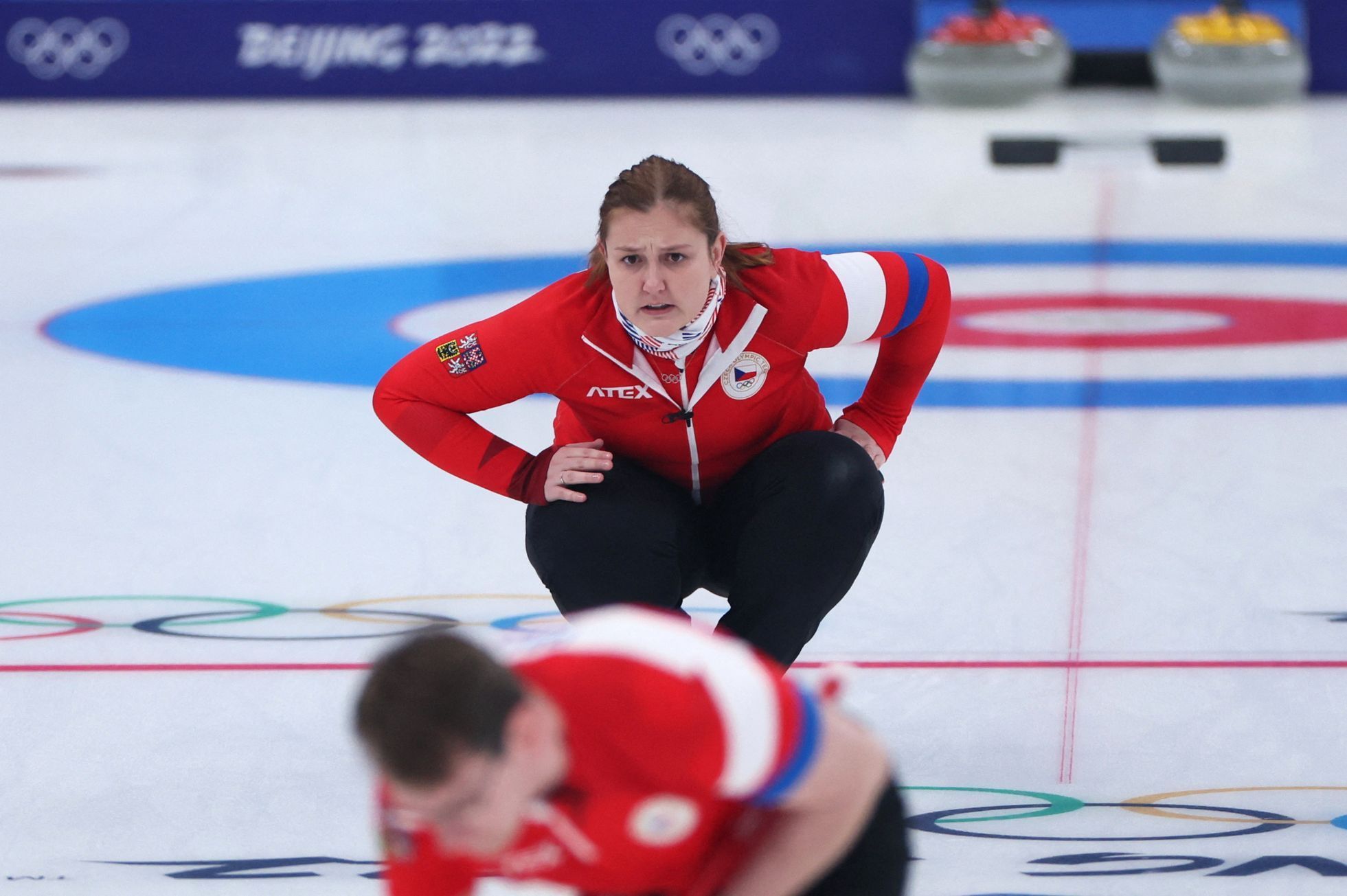 Zuzana Paulová při curlingovém zápase s Velkou Británií na ZOH 2022