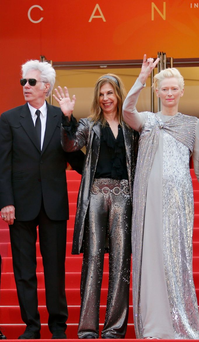 Režisér zahajovacího filmu Jim Jarmusch s herci Tildou Swintonovou a Sarou Driverovou.