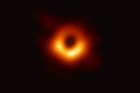 Máme poprvé v historii snímek černé díry. Je to absolutní monstrum, žasnou vědci