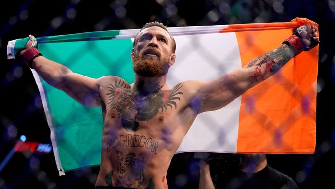 Conor McGregor slaví vítězství v Las Vegas s irskou vlajkou.