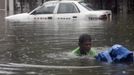 A road emergency crew member unclogs a drain on a flooded street after a heavy downpour in Quezon City, Metro Manila July 3, 2012. Heavy rain has flooded some roads, causing classes to be suspended in parts of Metro Manila, local media reported. REUTERS/Cheryl Ravelo (PHILIPPINES - Tags: ENVIRONMENT) Published: Čec. 3, 2012, 2:07 dop.