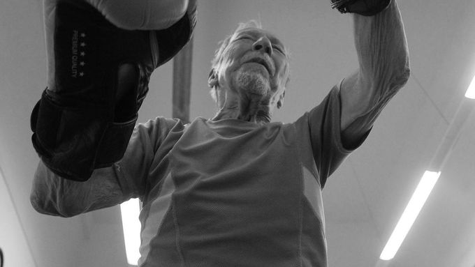Boxerský trénink ve Sport Centru na Praze 10 dal partě důchodců řádně zabrat. Flákat lekci si ale nedovolil nikdo.