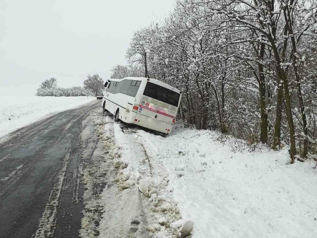 Sníh nehoda jižní Morava autobus