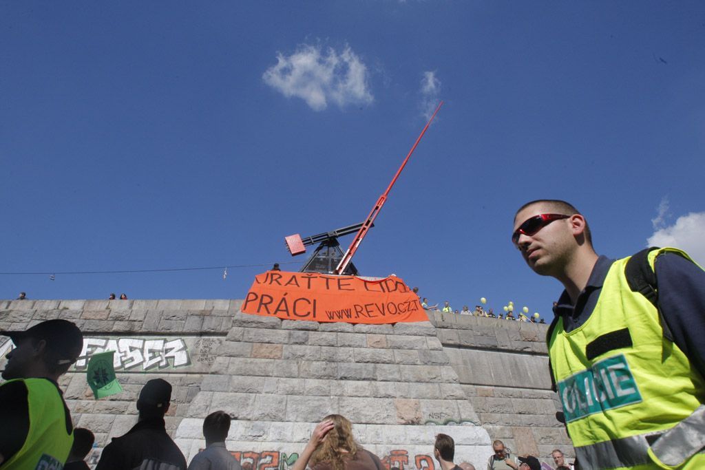 Demonstrace - policisté a zdravotníci