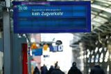 Informační tabule na nádraží v Kolíně nad Rýnem upozorňuje cestující, že je železniční doprava omezená.