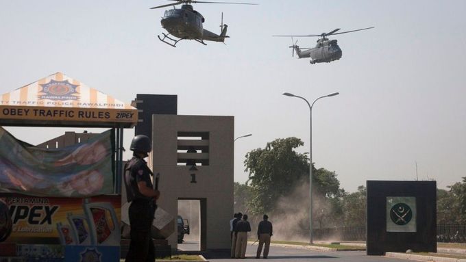 Pákistánské vojenské jednotky se snaží zajistit bezpečnost centrálního velitelství