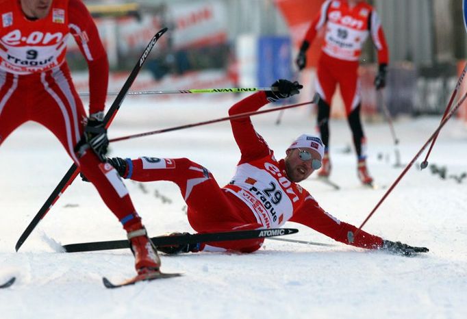 Pražská lyže 2009: Tord Asle Gjerdalen (Norsko) padá v cíli čtvrtfinálové rozjížďky