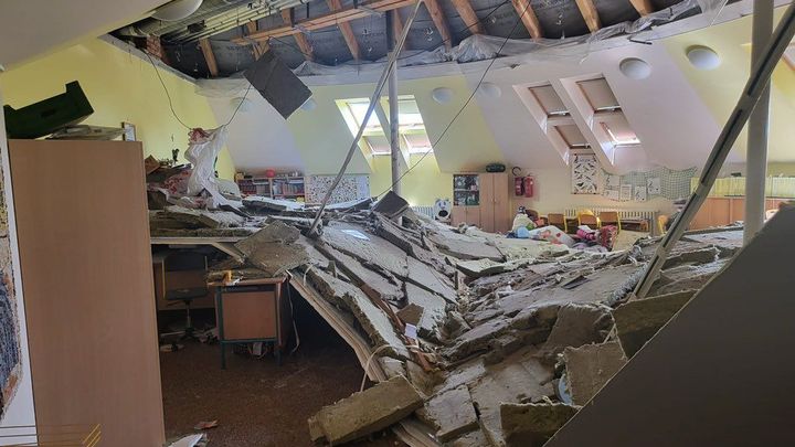 Na základní škole v Praze spadl během výuky strop, učitelka žáky vyvedla na chodbu
