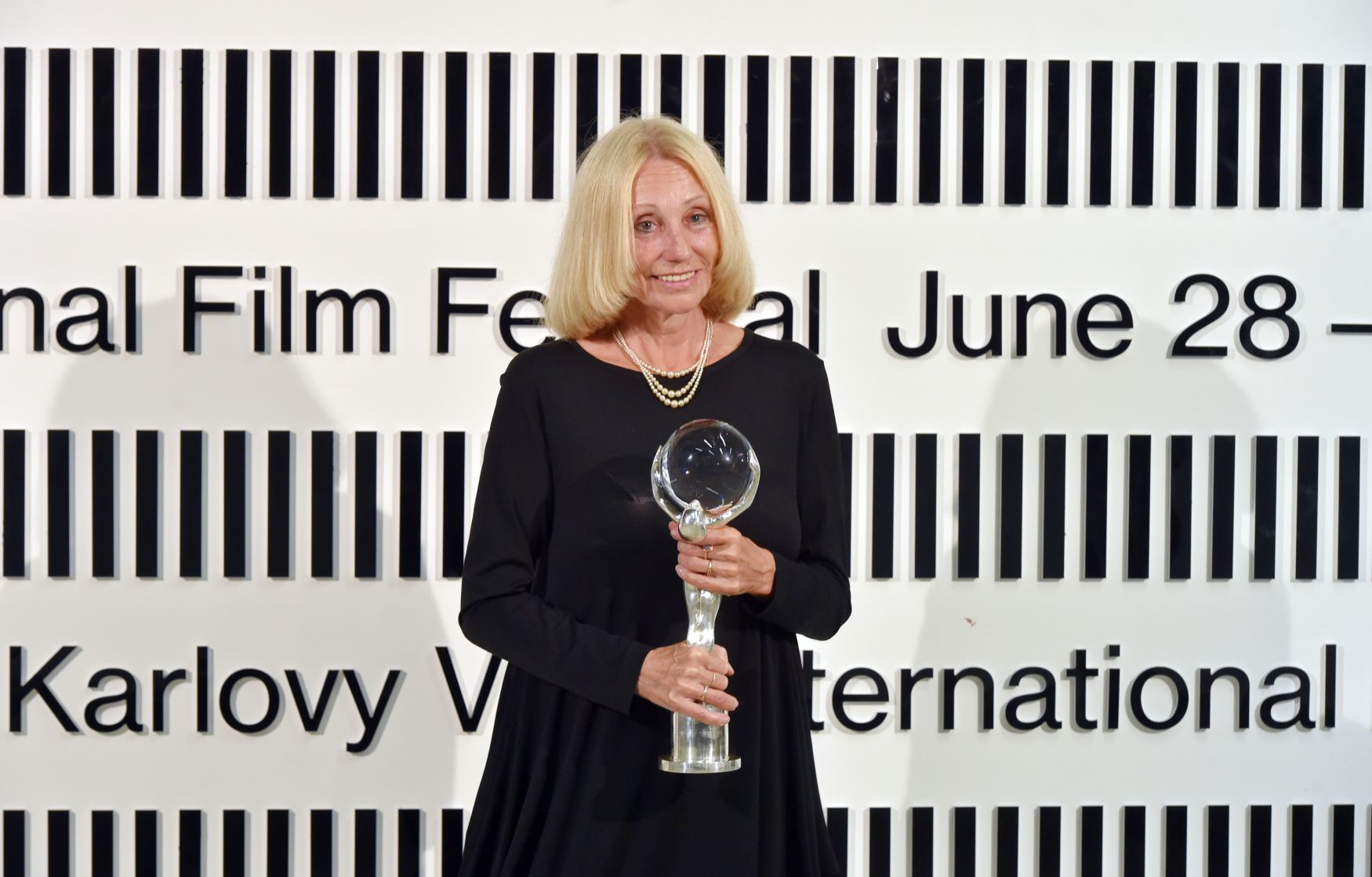 Dokumentaristka Olga Sommerová na závěrečném ceremoniálu 54. ročníku filmového festivalu v Karlových Varech
