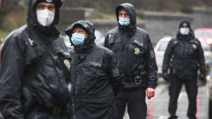 Vstup jen s testy, omezený pohyb. Vláda uvažuje o uzavření Chebu, Sokolova a Trutnova