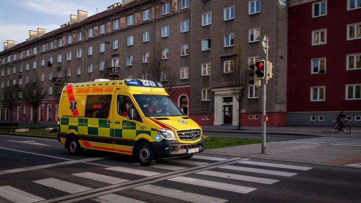 Chlapec zapaloval zbytky pyrotechniky, vybouchly mu do obličeje a popálily ho