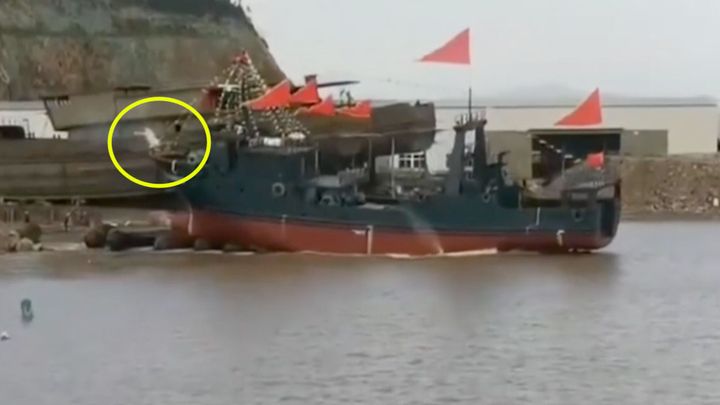 Novou loď nezvládli spustit na vodu. Oslavné salvy ale pálili do poslední chvíle; Zdroj foto: Asociated Press