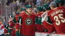 Charlie Coyle slaví se spoluhráči gól Minnesoty Wild