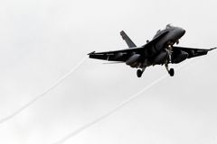 Na východě Anglie havarovala americká stíhačka F-18, pilot nepřežil