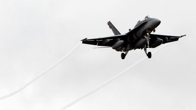 Stíhací letoun F-18 - ilustrační foto.