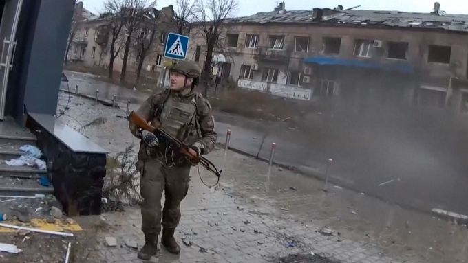 Rusové zveřejnili video, jak se jejich vojáci procházejí ukrajinským městem Pokrovsk