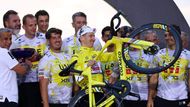 Tadej Pogačar s týmem UAE slaví triumf na Tour de France 2025