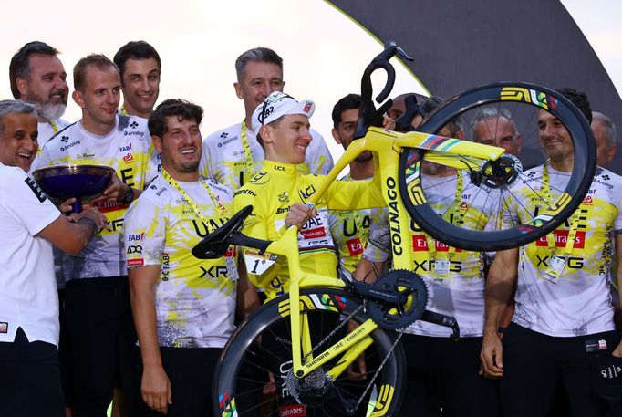 Tadej Pogačar s týmem UAE slaví triumf na Tour de France 2025.