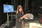 Materiálová designérka Petra Debnárová předvádí opěrku hlavy vytištěnou na 3D tiskárně.