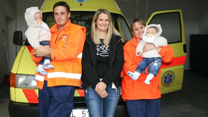 Dvojčata s maminkou a zachránci