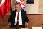 Miloš Zeman na tiskové konferenci při návštěvě výstavy Doteky státnosti.