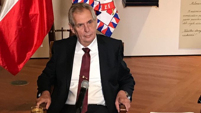 Miloš Zeman na tiskové konferenci při návštěvě výstavy Doteky státnosti.