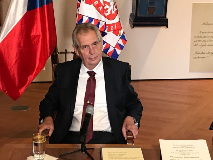 Miloš Zeman na tiskové konferenci při návštěvě výstavy Doteky státnosti.