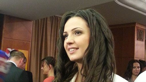 Prozatím je hvězdou večera Kiskova dcera z prvního manželství Natalia, která poskytuje jeden rozhovor za druhým. (29. března 2014)