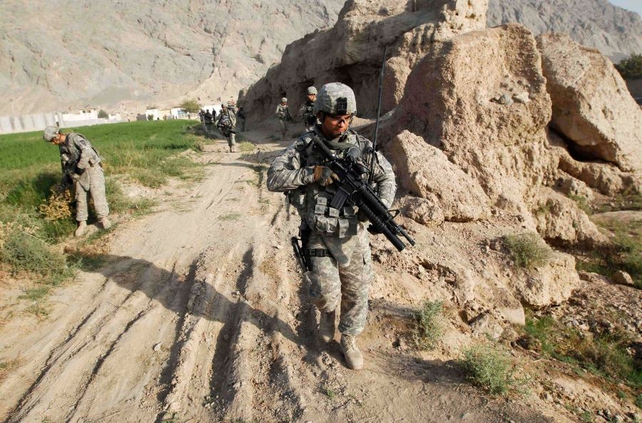 Nahlédněte mezi ostré hochy na základně U.S. Air Force v Kandaháru