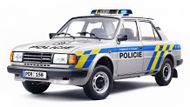 Se Škodou řady 742, kterou si řada lidí ztotožní především s modelem 120, se opět vracíme mezi auta, která policie skutečně používala. Typicky ovšem ve žluto-bílém lakování Veřejné bezpečnosti.